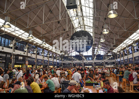 Lissabon, Portugal - Juli 23, 2019: Diners in der Zeit, Markt, einem beliebten kulinarischen Attraktion in Lissabon, Portugal Stockfoto