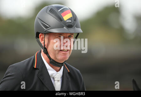 01. September 2019, Niedersachsen, Luhmühlen: Pferdesport, Eventing, Europameisterschaft: Die Deutsche eventing Reiter Andreas Dibowski ist glücklich nach dem Springen. Foto: Friso Gentsch/dpa Stockfoto