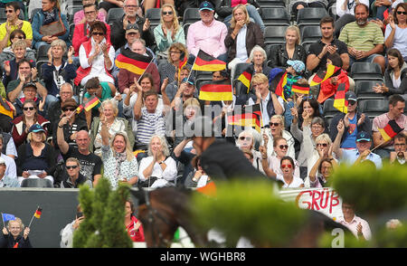 01. September 2019, Niedersachsen, Luhmühlen: Pferdesport, Eventing, Europameisterschaften: Die Fans der Deutschen eventing rider Dibowski ihre Fahnen schwenkten. Foto: Friso Gentsch/dpa Stockfoto