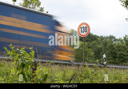 Tempolimit Zeichen 130 auf der Autobahn, Autobahn Deutschland Stockfoto