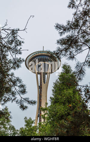 Die Seattle Space Needle durch Bäume Stockfoto