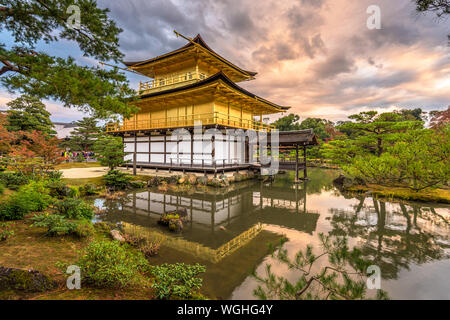 Kinkakuji Tempel in Kyoto, Japan in der Abenddämmerung. Stockfoto