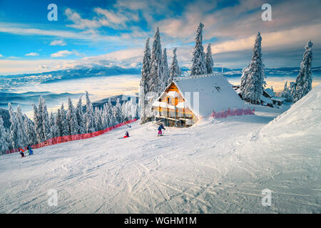 Die besten beliebte Winter Skigebiet mit Skifahrer in Rumänien. Erstaunlich, touristischen und Winter Urlaub. Winter sonniger Tag in Poiana Brasov Ski Res Stockfoto