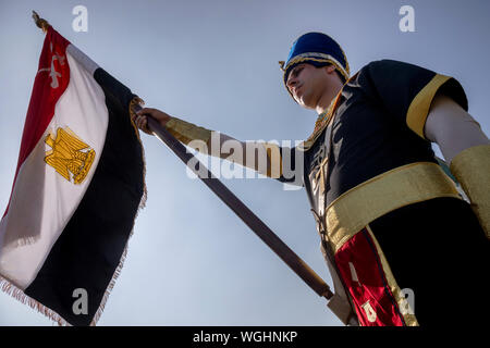 Ein Mitglied des ägyptischen Militärs Symphonic Band hält eine nationale Flagge Ägypten Stockfoto