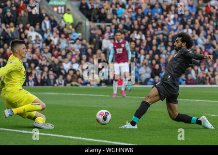 31. August 2019, Turf Moor, Burnley, England; Premier League Fußball, Burnley vs Liverpool: Mohamed Salah (11) von Liverpool vermisst ein Nahbereich shot Credit: Mark Cosgrove/News Bilder der Englischen Football League Bilder unterliegen DataCo Lizenz Stockfoto