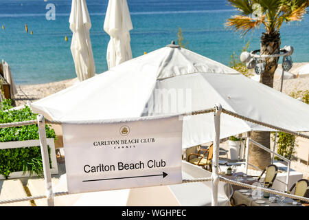 CANNES, Frankreich - April 2019: Zeichen außerhalb des Carlton Beach Club Area an der Strandpromenade von Cannes. Stockfoto