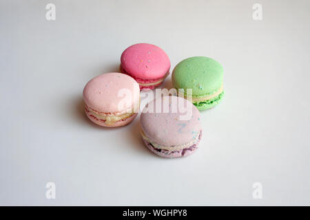 Pastellfarbenen macaron Kuchen auf weißem Hintergrund Stockfoto