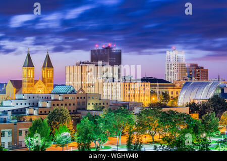 Akron, Ohio, USA Downtown Skyline in der Dämmerung. Stockfoto