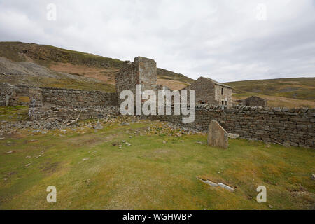 Die verlassenen Ruinen von crackpot Hall, in der Nähe von Keld, mit Blick auf den Fluss Swale und Kisdon Schlucht, Swaledale, Yorkshire Dales National Park, Großbritannien Stockfoto
