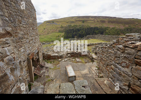 Die verlassenen Ruinen von crackpot Hall, in der Nähe von Keld, mit Blick auf den Fluss Swale und Kisdon Schlucht, Swaledale, Yorkshire Dales National Park, Großbritannien Stockfoto