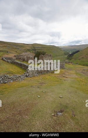 Die verlassenen Ruinen von crackpot Hall, in der Nähe von Keld, mit Blick auf den Fluss Swale und Kisdon Schlucht, Swaledale, Yorkshire Dales National Park, Großbritannien Stockfoto