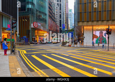 Hongkong, China, 2018-03-06: Canton Road, Tsim Sha Tsui Straße in den Abend, mit Blick auf die Straße und Luxus shop Stockfoto