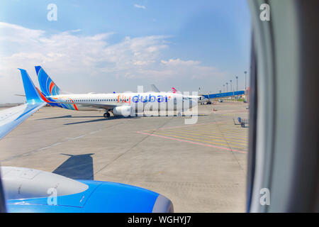 Tiflis, Georgien, 2019-04-10: Flugzeug auf dem Flughafen von Dubai fliegen. Blick aus dem Flugzeug Fenster Stockfoto