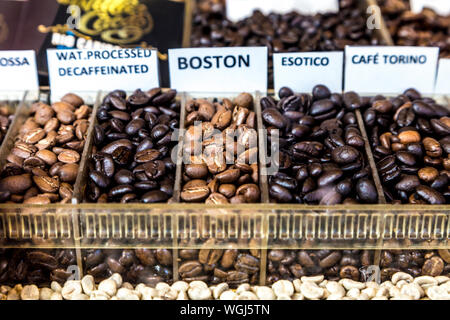 Kaffeebohnen im Spezialitätencafé Algerian Coffee Stores in Soho, London, Großbritannien Stockfoto