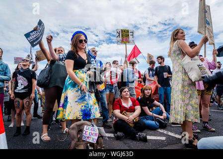 Demonstranten versuchen, die Westminster Bridge, Protest gegen die Aussetzung des Parlaments, London, UK, 31/08/2019 geschlossen Stockfoto