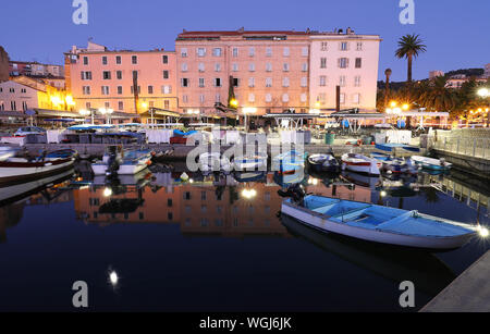 Kleine hölzerne Fischerboote im Hafen von Ajaccio, Korsika, Frankreich günstig. Stockfoto