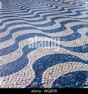 Cascais, Lissabon, Portugal - Schwarz und Weiß Mosaik Muster in Cascais, Portugal Stockfoto