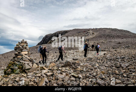 Menschen wandern auf den Ben Nevis Gipfel, in den schottischen Highlands. Ben Navis ist der höchste Berg der Britischen Inseln. Stockfoto