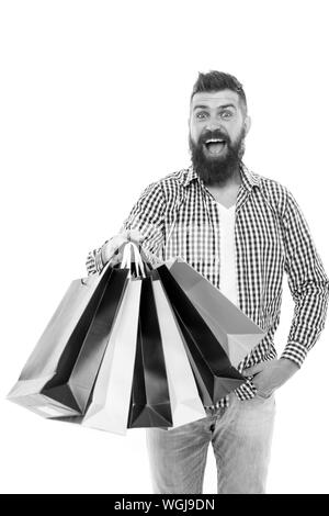 Große Auswahl große Einkäufe. Happy hipster Holding Einkäufe in paperbags isoliert auf Weiss. Brutale bärtiger Mann lächelnd mit Mode Einkäufe. Impulskäufe. Stockfoto