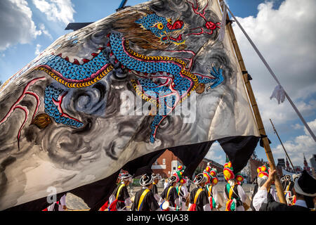 Musikalische Gruppe aus Südkorea "Hannuri Yeonhuii" auf dem Roten Platz während des Festivals passkaya Tower" in Moskau, Russland Stockfoto