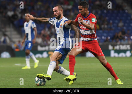 Barcelona, Spanien. 01 Sep, 2019. Sergi Darder der RCD Espanyol und Montoro von Granada CF während des Spiels RCD Espanyol v Granada CF, der LaLiga, Saison 2019/2019, Datum 3. RCDE Stadion. Barcelona, Spanien, 01. Sep 2019. Credit: PRESSINPHOTO/Alamy leben Nachrichten Stockfoto