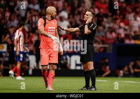 1. September 2019; Wanda Metropolitano Stadion, Madrid, Spanien; La Liga, Atletico de Madrid gegen Sociedad Deportiva Eibar; der Schiedsrichter fordert eine Revision des Ziel von Felix, erlaubt war - redaktionelle Verwendung. Stockfoto