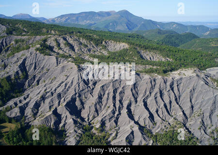 LUFTAUFNAHME. Badlands und Wald in der Nähe der Stadt Digne-les-Bains. Archail, Alpes de Haute-Provence, Frankreich. Stockfoto