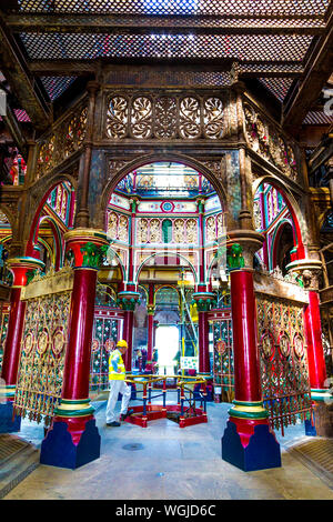 Die bunten dekorative Schmiedearbeiten der Octagon im Victorian Crossness Pumpstation, Großbritannien Stockfoto