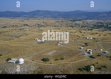 LUFTAUFNAHME. Observatorium der Côte d'Azur auf der Calern-Hochebene. Caussols, Alpes-Maritimes, Provence-Alpes-Côte d'Azur, Frankreich. Stockfoto