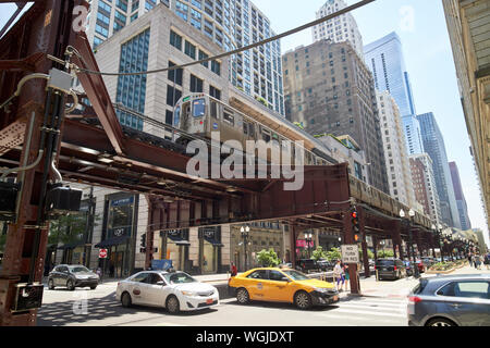 Cta-Overhead L Loop Line North Wabash Avenue über Autos an der Straße Straße Kreuzung Chicago Illinois Vereinigte Staaten von Amerika Stockfoto