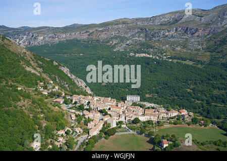 LUFTAUFNAHME. Mittelalterliches Dorf Cipières und Dorf Gréolières in der Ferne. Le Loup Valley, Alpes-Maritimes, Frankreich. Stockfoto