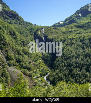 Wasserfall Kjosfossen, Wasserfall in der Nähe von Fureberget, Berge, Wald, Straße, Himmel Flåm, Sogn und Fjordane, Norwegen, Skandinavien, Europa, Flåm, NOCH, Reisen, t Stockfoto