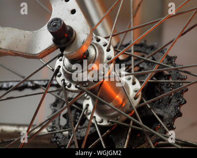 Nahaufnahme von alten Stil Mountainbike hintere Kassette/Nabe/Vorderachse/Quick Release Stockfoto