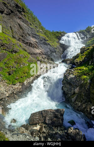 Wasserfall Kjosfossen, Wasserfall in der Nähe von Fureberget, Felsen, Bäume, Himmel, Flåm, Sogn und Fjordane, Norwegen, Skandinavien, Europa, noch, Reisen, Tourismus, de Stockfoto