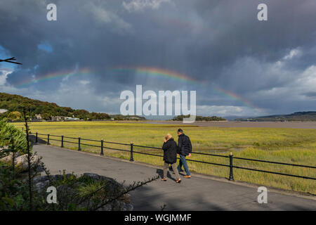 Grange Over Sands, Cumbria, Vereinigtes Kingdpm 1 September 2019 wechselhaftes Wetter in Cumbria sah Entstehung eines Regenbogens über Arnside und SIlverdale während Grange Over Sands Promenade war in Sonnenschein gebadet Kredit: Fotografieren Nord/Alamy leben Nachrichten Stockfoto