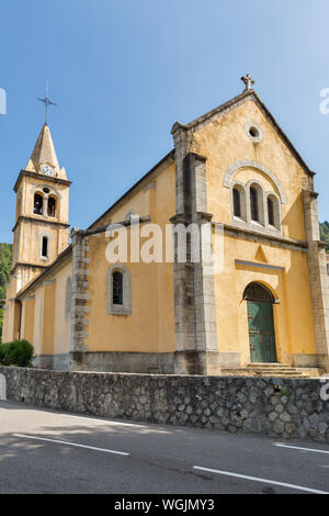 Schöne alte mediterrane Kirche Saint Pierre-aux-Liens in Bergen von Zentral Korsika, Maticcia, Frankreich. Stockfoto