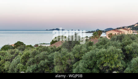 Schönen Abend Meereslandschaft mit Insel, Alter Turm und Leuchtturm in Ajaccio, Korsika, Frankreich. Pointe de la Parata an der Westküste mit ruiniert Stockfoto