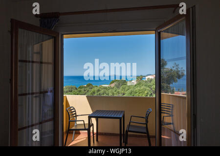 Schöne seascape vom Balkon Zimmer mit weit geöffneten Fenster in Ajaccio, Korsika, Frankreich. Westküste mit Blick auf die Inselgruppe der Sanguinai Stockfoto