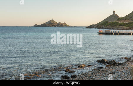 Schönen Meereslandschaft mit Insel, Alter Turm und Leuchtturm in Ajaccio, Korsika, Frankreich. Pointe de la Parata an der Westküste mit ruiniert Genuesische Stockfoto