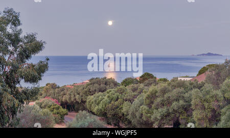 Schöne Nacht Mond Meereslandschaft mit Insel, Alter Turm und Leuchtturm in Ajaccio, Korsika, Frankreich. Pointe de la Parata an der Westküste mit Blick auf Stockfoto