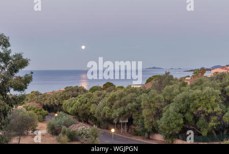 Schöne Nacht Mond Meereslandschaft mit Insel, Alter Turm und Leuchtturm in Ajaccio, Korsika, Frankreich. Pointe de la Parata an der Westküste mit Blick auf Stockfoto