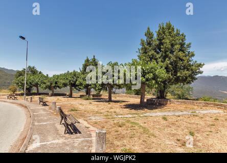 Park mit schöner Aussicht in eindrucksvollen mittelalterlichen Bergdorf Sartene in Korsika, Frankreich. Stockfoto