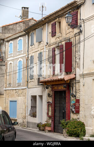 Fonteville, Frankreich - 26 Juni 2017: Kleines historisches Zentrum von Fontvieille mit einigen traditionellen provenzalischen Häusern, Frankreich Stockfoto