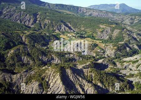 LUFTAUFNAHME. Weiler Draix und seine Umgebung von Hainen und Badlands. Digne-les-Bains, Alpes de Haute-Provence, Frankreich. Stockfoto