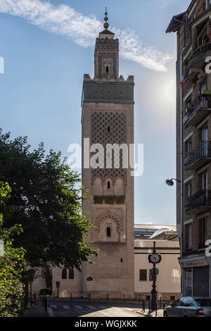 PARIS, FRANKREICH - 04. AUGUST 2018: Das Minarett des Turms der Grande Mosquée de Paris (große Pariser Moschee) befindet sich am Place du Puits de l'Ermite Stockfoto