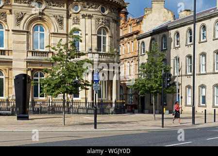 Frau auf Queens Dock Avenue, im Zentrum von Hull, East Yorkshire, England, Großbritannien Stockfoto