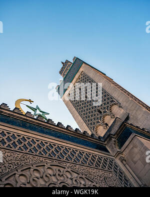 PARIS, FRANKREICH - 04. AUGUST 2018: Das Minarett des Turms der Grande Mosquée de Paris (große Pariser Moschee) befindet sich am Place du Puits de l'Ermite Stockfoto