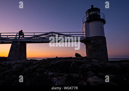 Dämmerung bricht über dem Marshall Point Lighthouse in der Nähe von Port Clyde, Maine. Der Leuchtturm wurde 1832 auf einem felsigen Punkt des Landes in der Nähe der Mündung von Port Clyde Hafen gebaut und war in den großen Motion picture Forrest Gump. Stockfoto