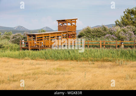 Holz- birdwatcher Post im See Vransko, Kroatien Stockfoto