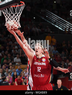 Shenzhen, China. 01 Sep, 2019. Basketball: WM Vorrunde Gruppe G, 1.Spieltag, Frankreich - Deutschland. In Deutschland Robin Benzing versucht, einen Korb zu bekommen. Credit: Swen Pförtner/dpa/Alamy leben Nachrichten Stockfoto